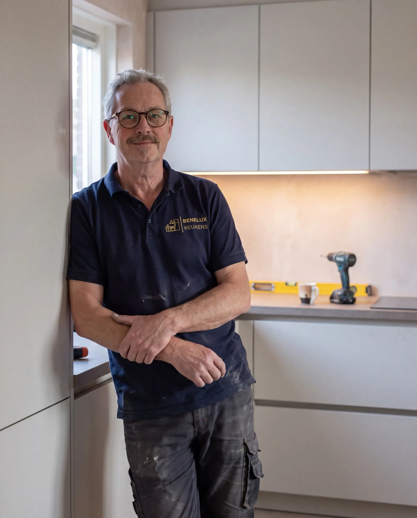 Adviseur van Benelux Keukens bij een kastenwand