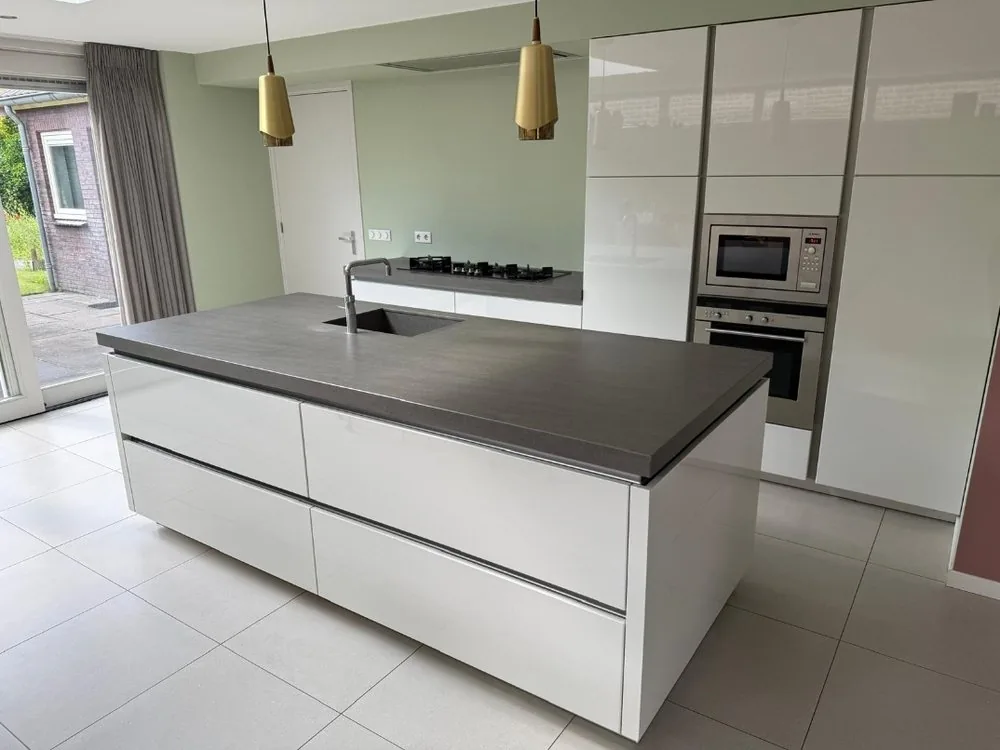 Parallelle keuken in wit hoogglans met keramisch werkblad