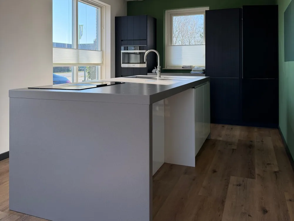 Leicht designkeuken met wit hoogglans kookeiland en mat zwarte kastenwand