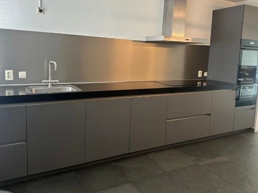 Strakke rechte Leicht keuken met grijze fronten en zwart composieten werkblad