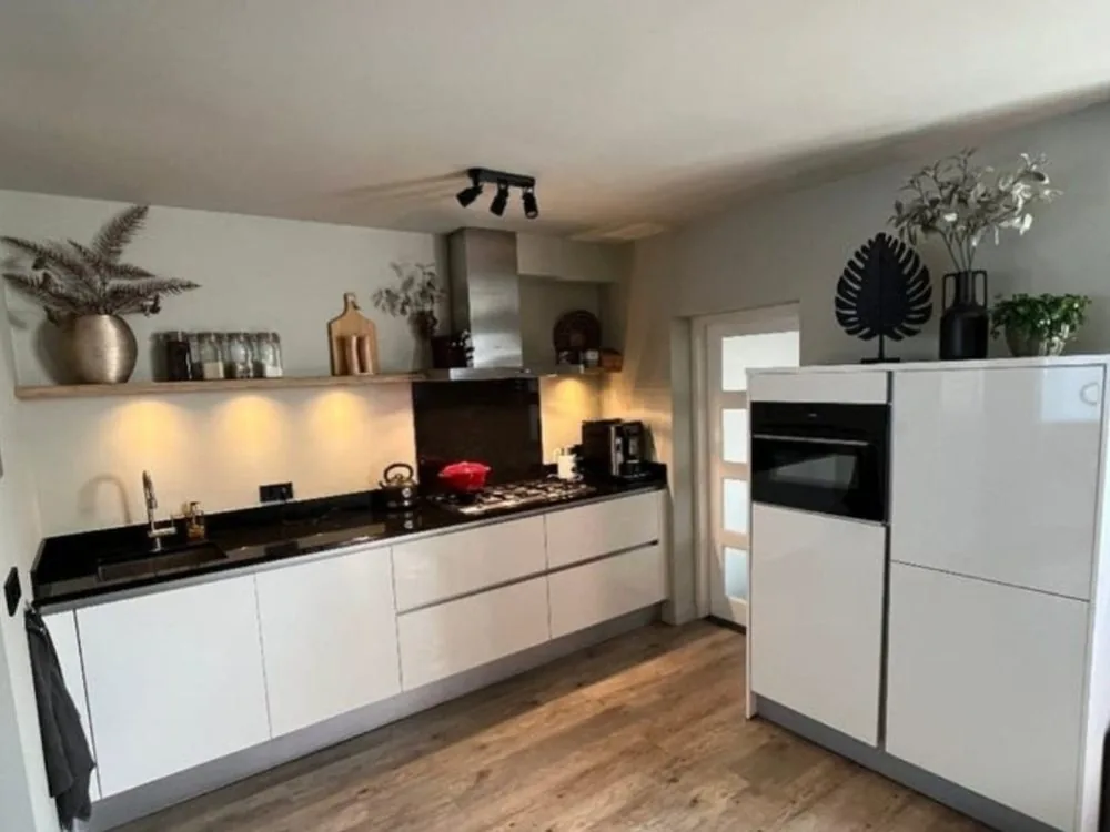 Witte Nobilia keuken van 320 cm met granieten werkblad